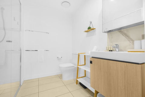 Luxe Apartment With Balcony And Pool Near Galleries - Dentist Search 3