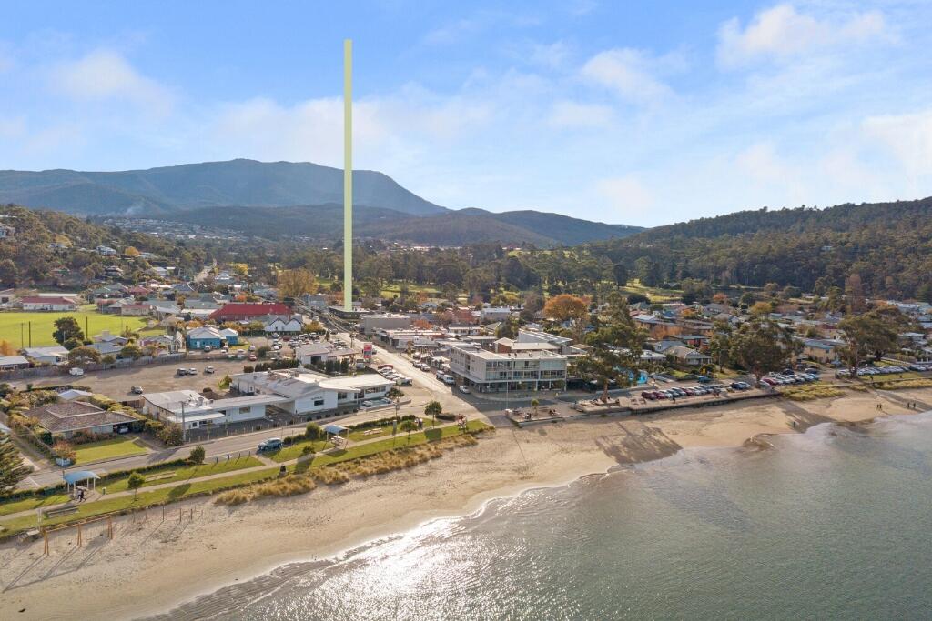 Luxurious Apartment A Stones Throw From The Beach