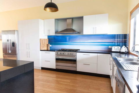 Luxurious Waterfront 10 Minutes Drive To Phillip Island (sleeps 12) - Dentist Find 0