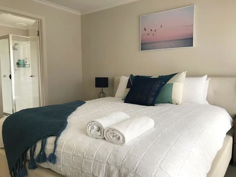 Luxury 4BR Home With KING Bed Lakes Entrance - Dentist Find 3