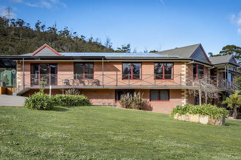 Luxury 6 Bedroom Home With Pool And Spa - Dentist Find 3