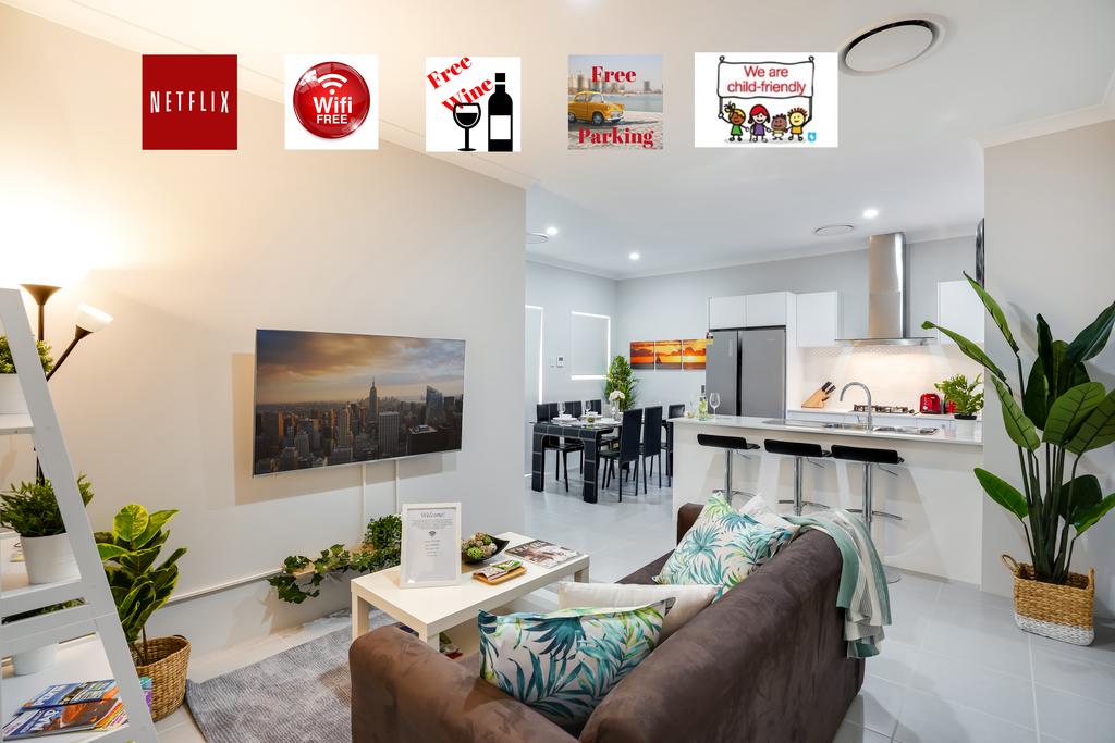 LUXURY HOUSE 10 MIN FROM BEACH WIFINETFLIX SLEEP 9