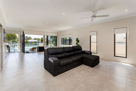 Luxury Waterfront Family Entertainer On Dolphin - Dentists Australia 3