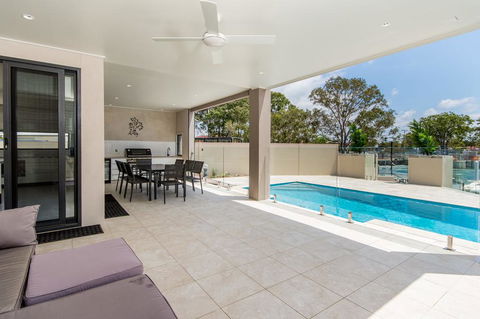 Luxury Waterfront Family Entertainer On Dolphin - Dentists Australia 1