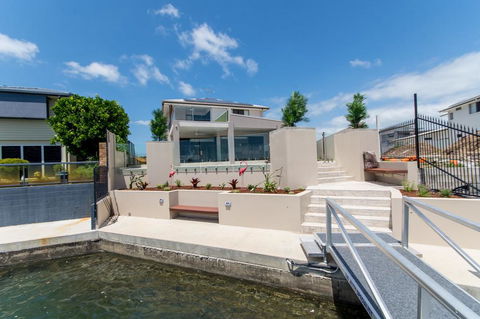 Luxury Waterfront Family Entertainer On Dolphin - Dentists Australia 0