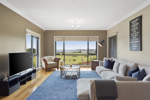 LUXURY WATERFRONT FAMILY HOME-TASMANIA (I)-L'Abode - Dentists Australia 1