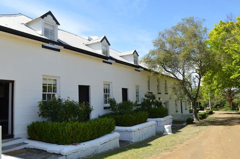 Lythgo's Row Colonial Cottages - Dentist Find 0