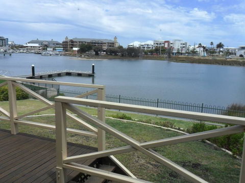 Mandurah Overlooking The Marina - Dentist Find 2
