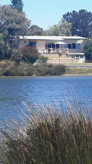 Mandurah Overlooking The Marina - Dentist Find 3