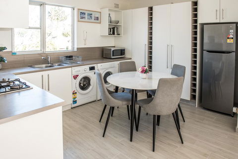 Manly 2 Stay Holiday Apartments - Dentist Find 3
