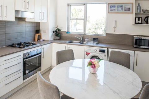 Manly 2 Stay Holiday Apartments - Dentist Find 2