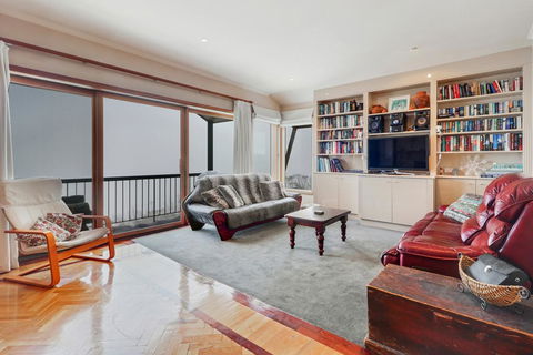 Mawson Unit 5 - Dentist Find 1