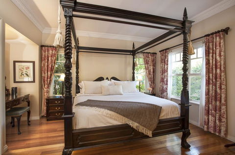 Merrow Cottages - Gatehouse - Dentist Search 0