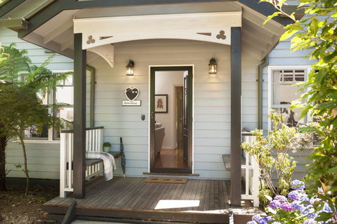 Merrow Cottages - Gatehouse - Dentist Search 1