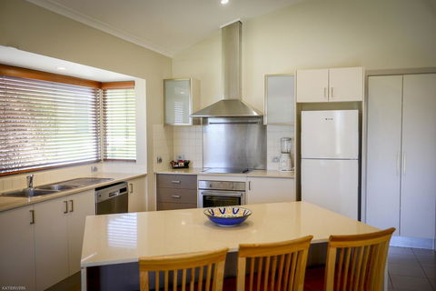 Merry Beach Caravan Park - Dentist Find 1