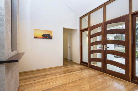 Metricup House - Elegant Country Retreat - Dentist Search 3