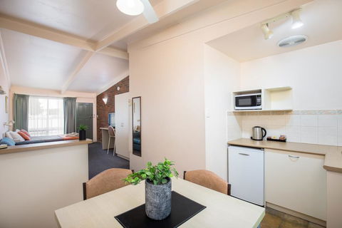 Mid City Motel And Apartments - Dentist Find 2