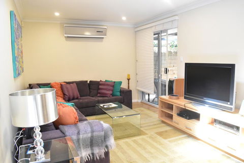 Modern 2 Bedroom Unit Close To CBD - Dentists Australia 0