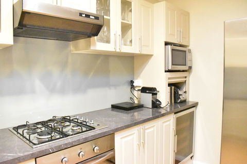 Modern 2 Bedroom Unit Close To CBD - Dentists Australia 1