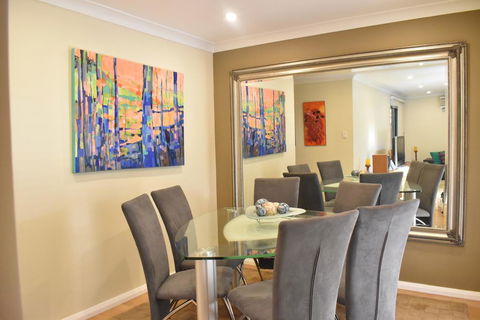 Modern 2 Bedroom Unit Close To CBD - Dentists Australia 2