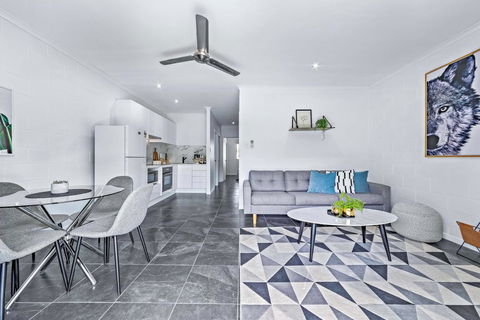Modern Beach Front Apartment - Dentist Find 0