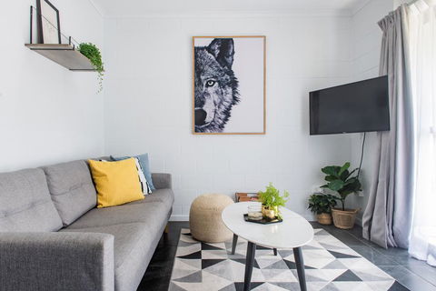 Modern Beach Front Apartment - Dentist Find 1