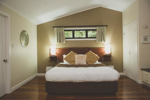 Montague's Of Montville - Dentist Find 3