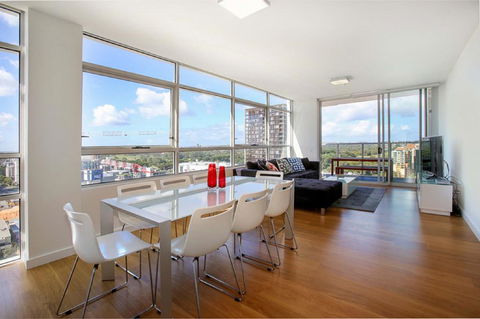 Moore To See - Modern And Spacious 3BR Zetland Apartment With Views Over Moore Park - Dentist Find 0