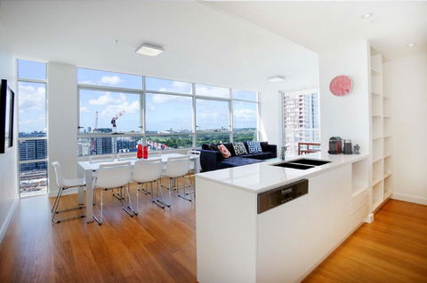 Moore To See - Modern And Spacious 3BR Zetland Apartment With Views Over Moore Park - Dentist Find 3