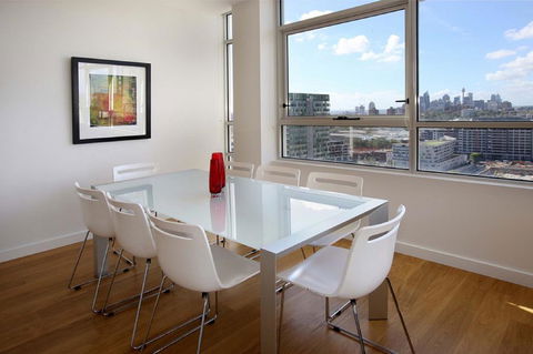 Moore To See - Modern And Spacious 3BR Zetland Apartment With Views Over Moore Park - Dentist Find 1