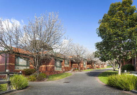 Mount Waverley Townhouses - Dentist Search 0