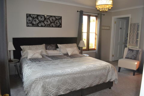 Mulberry Cottage Unique B&B Accommodation - Dentist Find 0