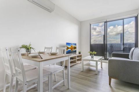 New One-Bedroom With Sweeping Views - Dentist Find 0