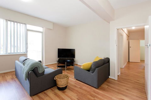 Nights On Broadway - Close To River, UWA & Hospitals - Dentist Search 3