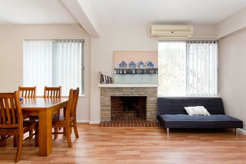 Nights On Broadway - Close To River, UWA & Hospitals - Dentist Search 1