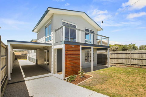 Ocean Chill 10 Minutes Drive To Phillip Island, Pet Friendly Family Home Sleeps 8 - Dentist Find 0