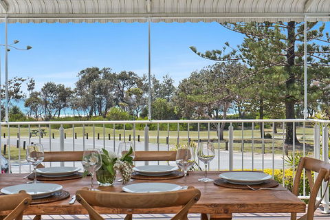 Oceanfront Beach House On Marine Parade - Dentist Find 0