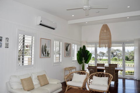 Oceanfront Beach House On Marine Parade - Dentist Find 1
