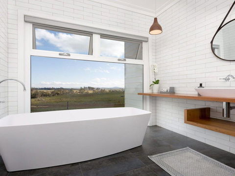 On A Hill - Modern Country Home Near Braidwood - Dentist Find 2