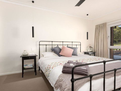 On A Hill - Modern Country Home Near Braidwood - Dentist Find 1