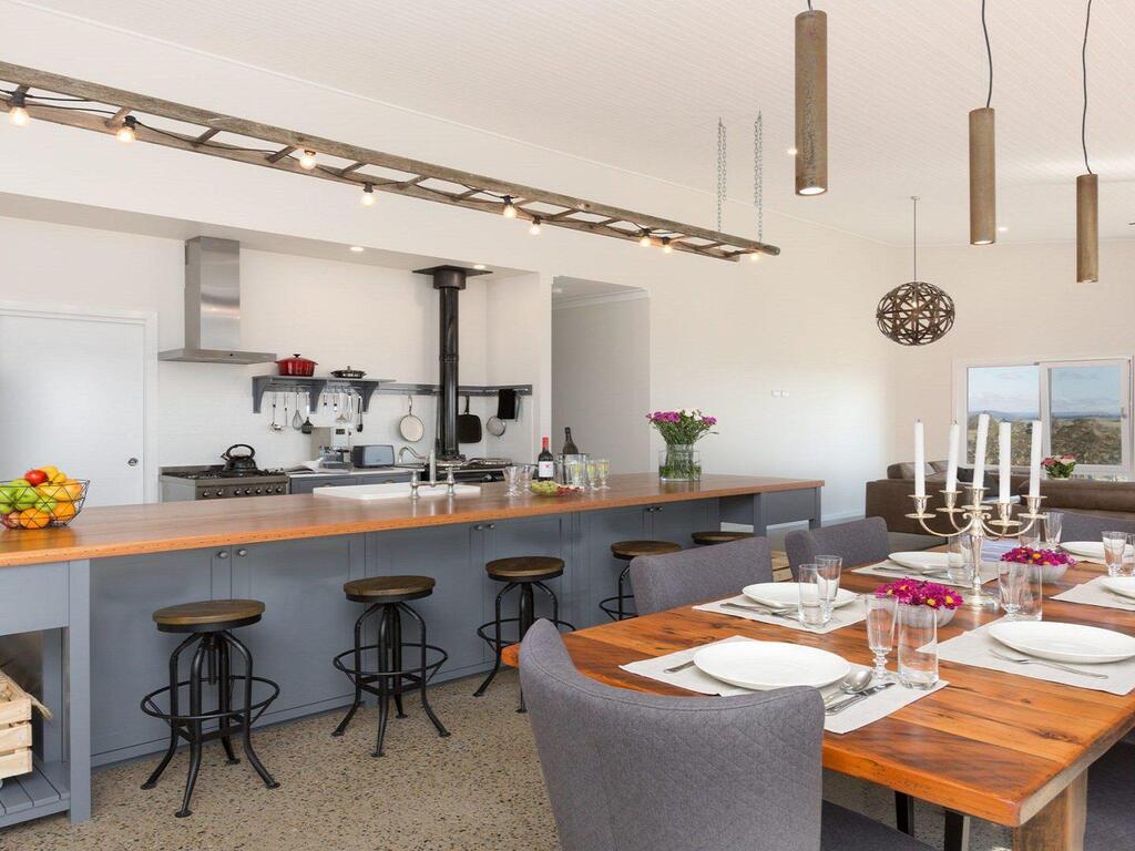 On A Hill - modern country home near Braidwood