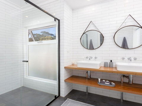 On A Hill - Modern Country Home Near Braidwood - Dentist Find 3