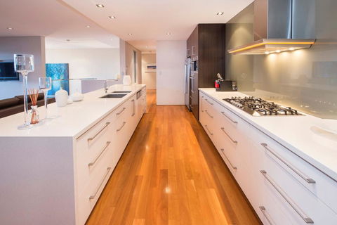 Opulent Oasis - Luxurious Old Dunsborough With Pool And Ocean Views - Dentist Find 2