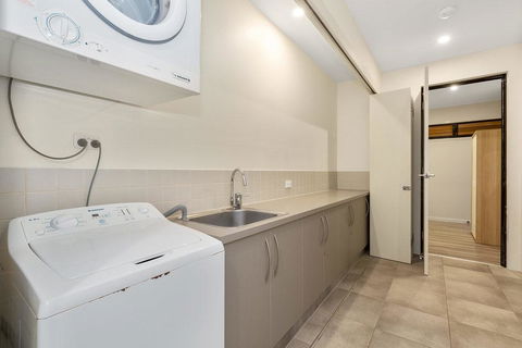 Orchid On Kamala - Dentist Find 1