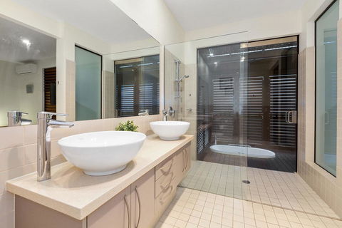 Orchid On Kamala - Dentist Find 2