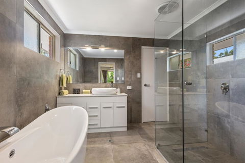 Pandanus Holiday Home - Dentist Find 2
