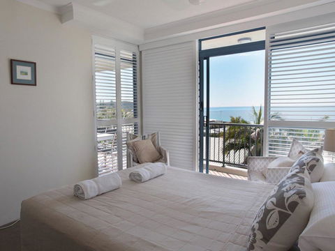 Panoramic Ocean Views Of Sunshine Beach Unit 5 Vista Pacific 12 Bryan Street - Dentists Australia 3