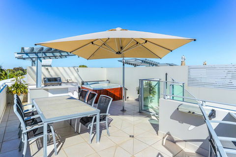 Panoramic River And Ocean Views, Noosaville - Dentist Find 3