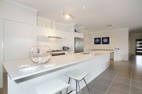 Penguin 4 Bedroom House By Shoalwater Executive Homes - Dentist Find 0