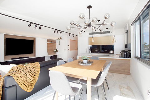 Penthouse Designer Apartment Close To City - Dentist Find 0